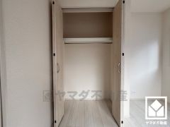 収納力豊富なウォークインクローゼットが2箇所ございます。お洋服はもちろん、スーツケースなどの大物もしっかり収納できます。