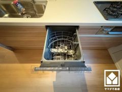 毎日の家事の負担を軽減でき、水道代の節約にもなる食器洗乾燥機付き。