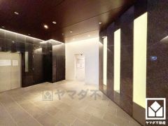 広々とした明るいエントランス。宅配ボックスも完備しています。留守でも安心、荷物の受け取りをスムーズに。