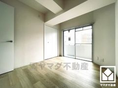 天井の梁が立体感を演出し、空間にメリハリを生み出します。おしゃれなインテリアが映えるデザイン性の高い洋室で、リラックスしたひとときを過ごせます。