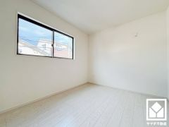 大きな窓からは明るい光が降り注ぎます。柔らかな光が差し込むお部屋で、快適で落ち着いた生活をお送りいただけます。