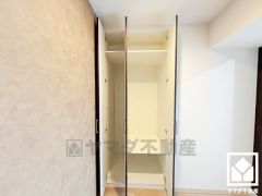 クローゼットは奥行きがあるので、収納力も申し分ありません。