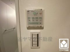 浴室暖房乾燥機付き。真冬の寒い浴室を暖かく、また雨の日の洗濯物の乾燥にと多用途に活躍する機能です。