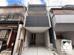 落ち着いた色合いと直線的な美しさが調和したモダンな外観。帰るたびに安心感を感じられる佇まい。