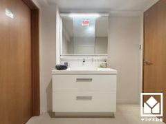 収納付きでスッキリお使い頂ける3面鏡の洗面台です。洗面ボウルが広めなので、忙しい朝でも身支度がしやすく時短になります。