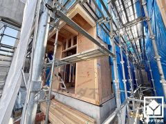 キッチンには災害時の非常食や食料品のストックなどが保存できる床下収納もございます。