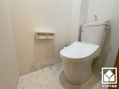 明るく清潔感溢れるトイレです。2連トイレットペーパーホルダーなのでお取替えの手間が軽減できます。