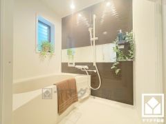 清潔感あふれる空間で、毎日のバスタイムをより快適に。ボタン1つで自動でお湯張りができるオートバス機能付き。