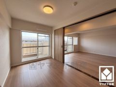 約5.3帖の洋室です。バルコニーにつながるお部屋で、通風・陽当たり良好。