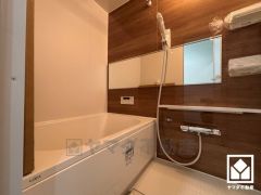 1日の疲れを癒す浴室でゆったりリフレッシュ。ナチュラルな木目調のアクセントパネルは落ち着いた雰囲気を演出してくれます。