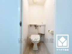 明るく清潔感溢れるトイレです。温水洗浄便座付きで、季節を問わずいつでも温かい便座をお使いいただけます。