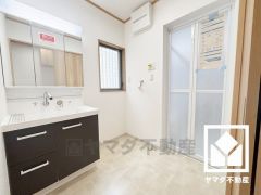 小さなお子様のお風呂上りもこのスペースがあればゆったりとして頂けます。室内洗濯機置場がございますので、天候に左右されず洗濯していただけます。