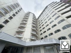 室内洗濯機置場がございますので、天候に左右されず洗濯していただけます。棚があるので消耗品などをスッキリ置けるのも嬉しいポイント。