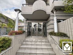 エントランスから始まる、快適な暮らし。オートロック完備の防犯性とデザイン性を両立した、安心の住まい。