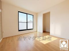 約6.6帖の洋室です。バルコニーにつながるお部屋で、通風・陽当たり良好。