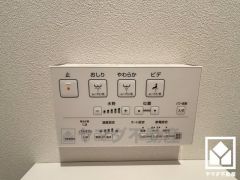 温水洗浄便座付きで、季節を問わずいつでも温かい便座をお使いいただけます。