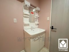 収納付きでスッキリお使い頂ける洗面台です。洗面ボウルが広めなので、忙しい朝でも身支度がしやすく時短になります。