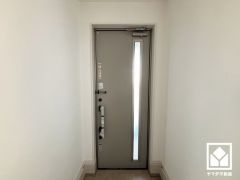 ドアのスリット窓から光が差し込み、外出時にも帰宅時にも、明るい気持ちになれる玄関です。