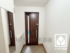 ドアの窓から光が差し込み、外出時にも帰宅時にも、明るい気持ちになれる玄関です。