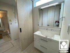 洗面室と脱衣室が別れているため、入浴中の家族がいても気兼ねなく身支度ができて快適です。生活感の出やすい洗濯物を隠せるため、来客時にも洗面台を気軽に使って貰えるのもメリット。