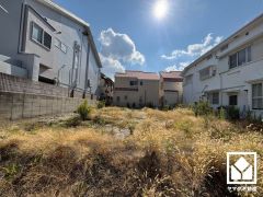 玄関にはたっぷりの収納スペースを完備。家族の靴もしっかり収納できるので、玄関がいつも片付き、気持ちよくお客様を迎えられます。玄関収納はお出かけの前のチェックにも便利な鏡付きです。