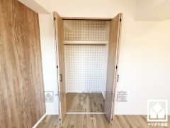 新たに家具を買わなくても良いので、ハンガーパイプ付きのクローゼットは嬉しいですね。