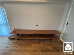 リビングにはスタイリッシュなデザインのテレビボードが設置されています。インテリアカウンターなどとしてもお使いいただけます。