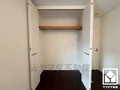 新たに家具を買わなくても良いので、ハンガーパイプ付きのクローゼットは嬉しいですね。