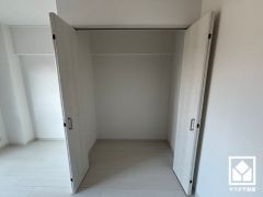 クローゼットは奥行きがあるので、収納力も申し分ありません。お洋服はもちろん、スーツケースなどの大物もしっかり収納できます。
