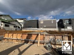 川沿いにはゆったりとした広場もございます。すべり台やブランコなどの設置された公園も徒歩圏内に複数あり、子育て世帯の方にもお勧めです。