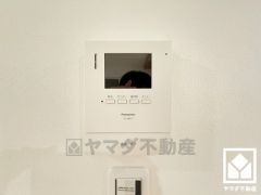 突然の来訪時でも安心なモニター付きインターホンを完備。お留守番中のお子様でも簡単に来訪者の確認ができます。