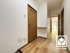 シンプルで洗練された玄関スペース。帰るたびにホッとできる、心地よい住まいの入り口。
