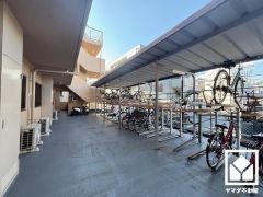 サイクルラックの設置された駐輪場を完備。スッキリ整理されて、自転車同士の接触や転倒の心配がございません。