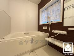 1日の疲れを癒す浴室でゆったりリフレッシュ。大きな窓が付いているので明るく、こもりがちな湿気もすぐ取り除くことができます。