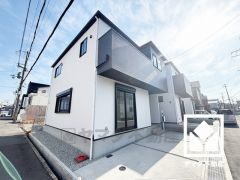 落ち着いた色合いと直線的な美しさが調和したモダンな外観。帰るたびに安心感を感じられる佇まい。