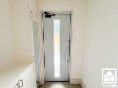 白を基調とした明るい玄関で、毎日を爽やかにスタート。清潔感あふれる空間が、訪れる人々を温かく迎えます。