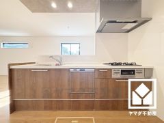 カウンターキッチンなので配膳や片付けがしやすく、お料理中でもお子様の様子が分かって安心です。