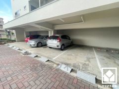 敷地内に駐車場を完備（月額9130円～15400円）。重い荷物や雨の日の移動もスムーズで、快適なカーライフを実現。空き状況等は弊社スタッフまでお気軽にお問い合わせください。