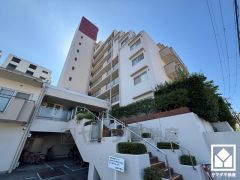 重厚感のあるファサードが、洗練された暮らしを予感させる。品格あるデザインが魅力のマンション。