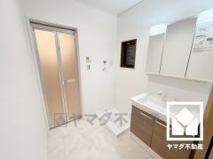 収納付きでスッキリお使い頂ける3面鏡の洗面台です。洗面ボウルが広めなので、忙しい朝でも身支度がしやすく時短になります。