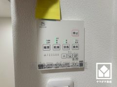 浴室暖房乾燥機付き。真冬の寒い浴室を暖かく、また雨の日の洗濯物の乾燥にと多用途に活躍する機能です。