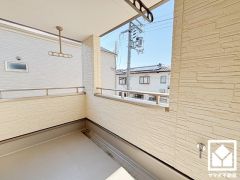 バルコニーは奥行きがあり広々としているため、お洗濯物をたっぷりと干す事ができます。
