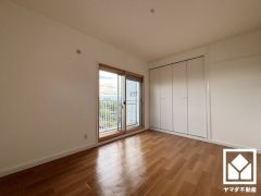 バルコニーにつながるお部屋で、通風・陽当たり良好。