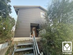 リビングの土間部分に薪ストーブが設置されており、灰や煤の汚れも気になりにくい作りです。