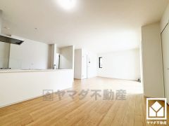 広々24.7帖のLDKが魅力。家族全員がリラックスできる、ゆったりとした快適リビングで温かい団らんの時間を。