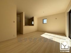 広々15.6帖のLDKが魅力。家族全員がリラックスできる、ゆったりとした快適リビングで温かい団らんの時間を。