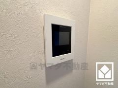 突然の来訪時でも安心なモニター付き。お留守番中のお子様でも簡単に来訪者の確認ができます。