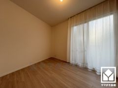 約5.5帖の洋室です。独立した居室なのでプライベートな時間をゆったり過ごせそうです。