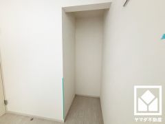 クローゼットは奥行きがあるので、収納力も申し分ありません。
