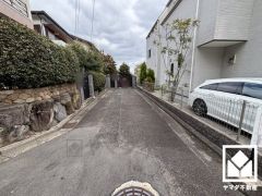 カーポート付きの駐車スペースを1台分完備。重い荷物や雨の日の移動もスムーズで、快適なカーライフを実現。